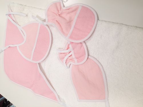 KIT WITH PINK TOWEL AND BIBS. To embroider cross stitch.