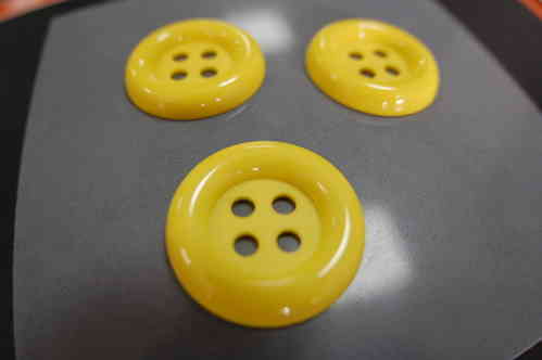 Botón Decorativo Amarillo. 3,5cm diámetro.