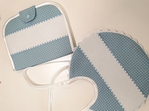 LOTE BLUE DOTS. Kit  booklet and bib to embroider cross stitch.