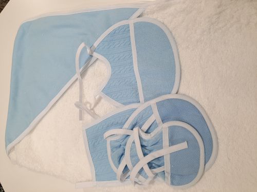KIT WITH BLUE TOWEL AND BIBS. To embroider cross stitch.